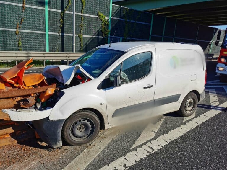 24-latek rozbił się o barierki na S51