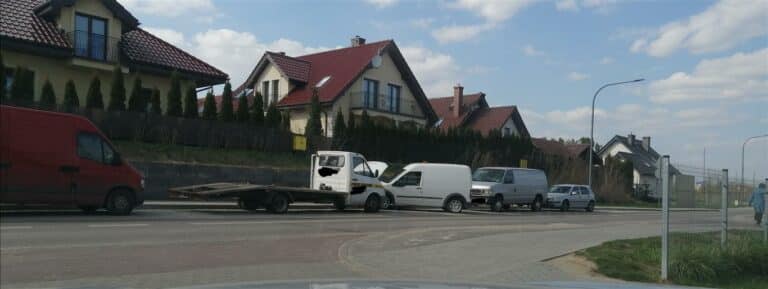Zatoka autobusowa służy im za parking. Co z miejską komunikacją?