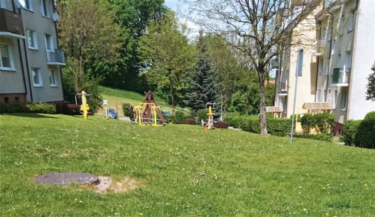 Zamiast wyremontować to demontują plac zabaw. Sp&oacute;łdzielcy OSM oburzeni