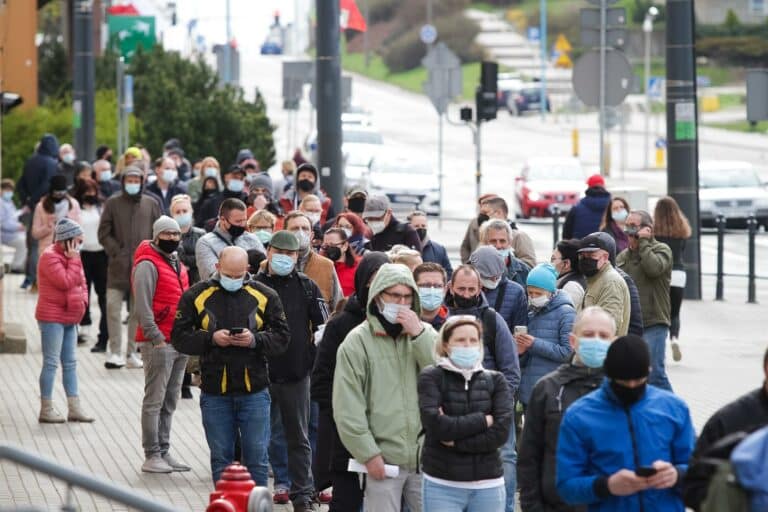 Olsztyn. Ogromna kolejka do mobilnego punktu szczepień