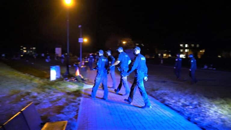 Studenci nie mieli szans. Siedem radiowozów „rozjechało” imprezę na plaży w Kortowie