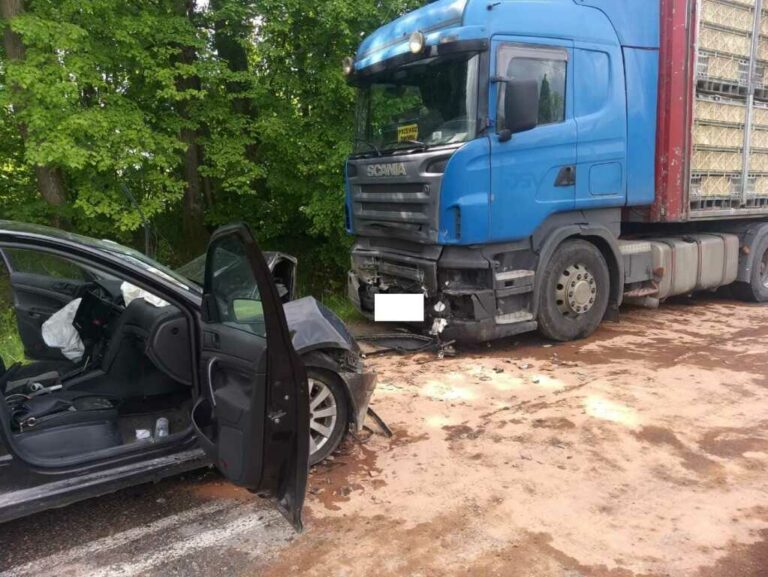 Jedna osoba nie żyje. Zderzenie czołowe osob&oacute;wki z ciężar&oacute;wką