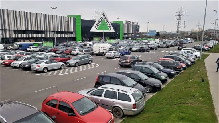 Mieszkańcy czekali na otwarcie marketów budowlanych i galerii