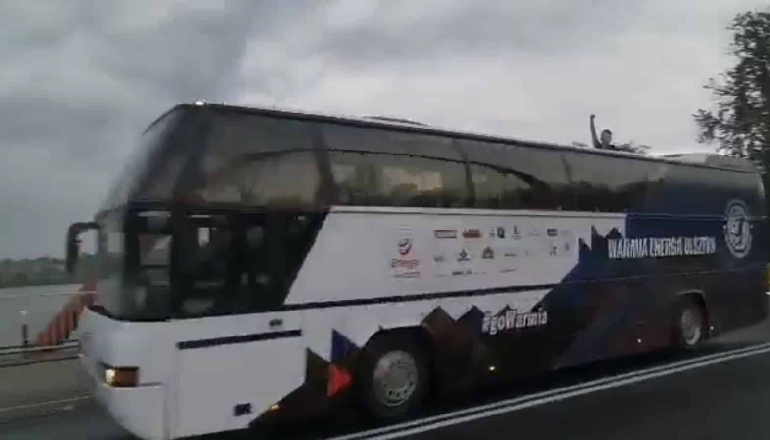 Wesoły autobus olsztyńskiego klubu sportowego. Tak świętowali zwycięstwo Mrągowo, Olsztyn, Wiadomości