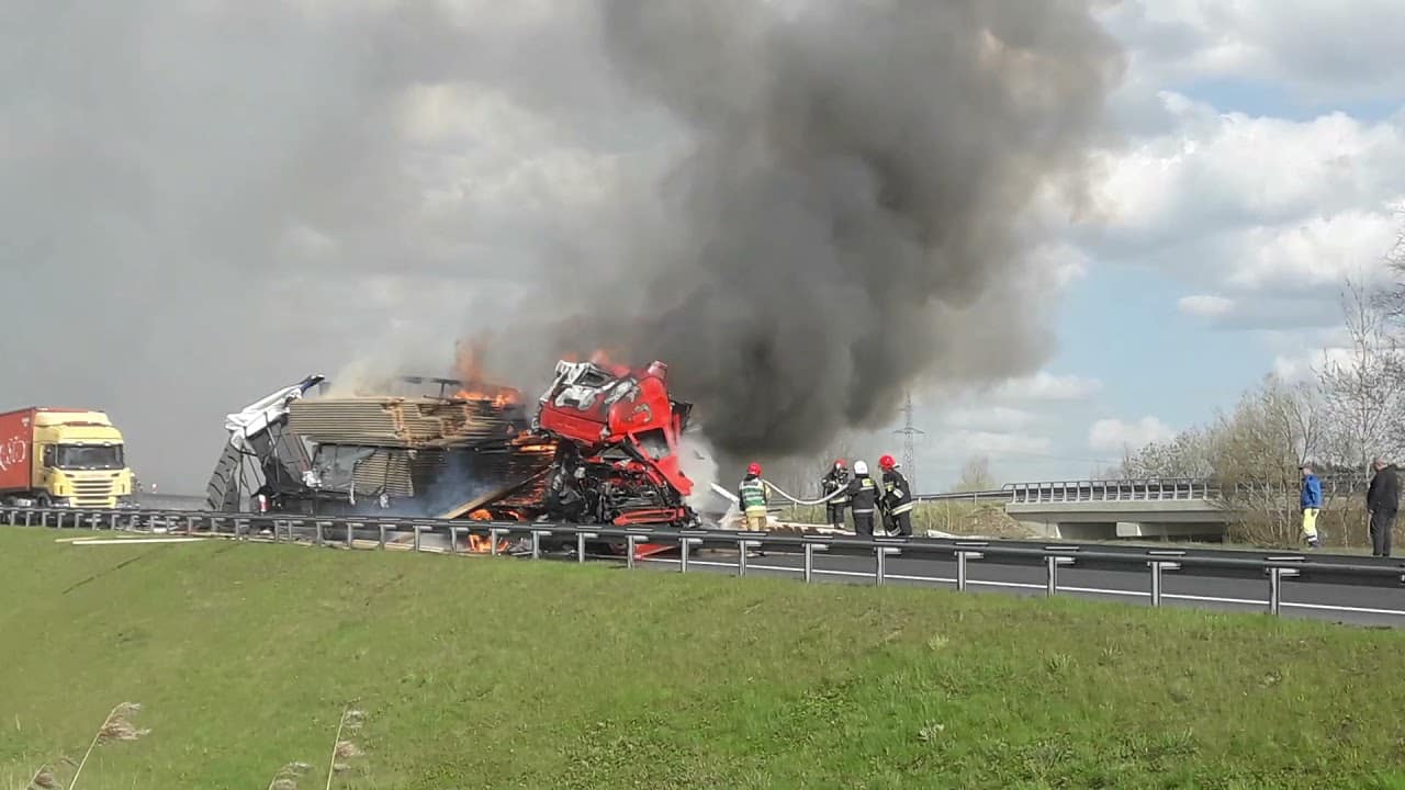 Jest nagranie z płonącej ciężarówki na DK16 pożar Materiał partnera