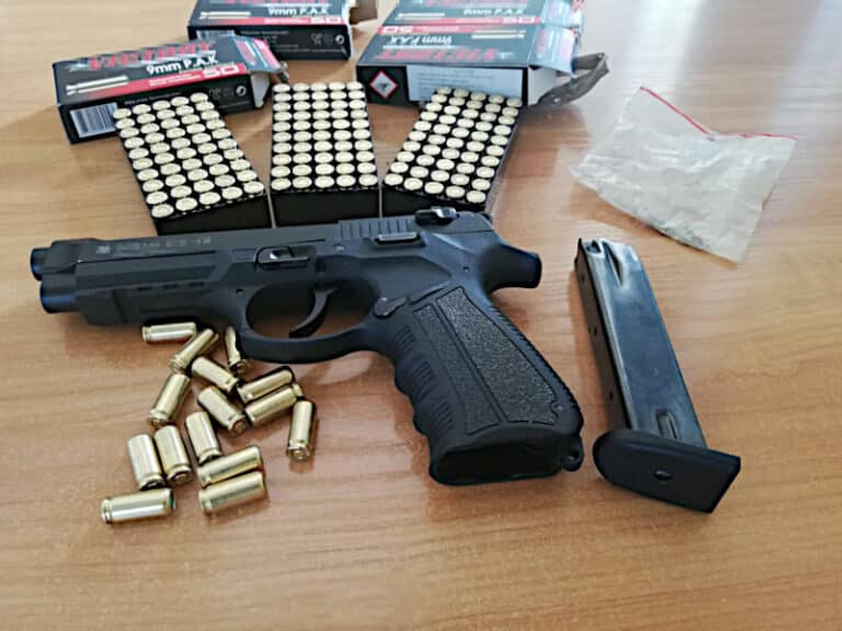 20-latek oddał strzały z pistoletu w stronę sklepu