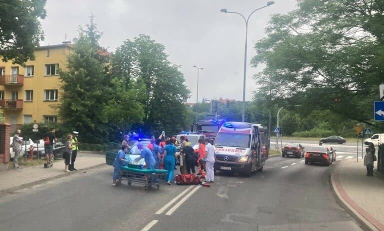 Potrącono 74-letnią pod szpitalem. Na pomoc przybiegł personel medyczny