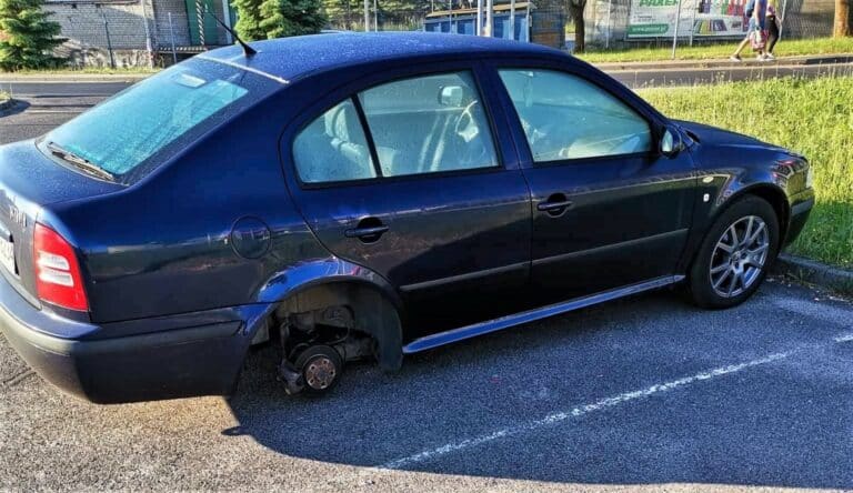 Zostawił auto na parkingu w Olsztynie. Ukradli mu nową felgę i oponę
