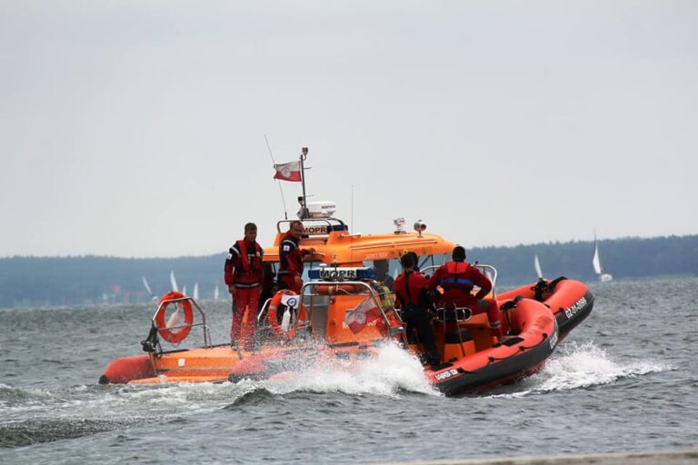 Wyskoczyła z żaglówki, by popływać. Nie miała jak wrócić