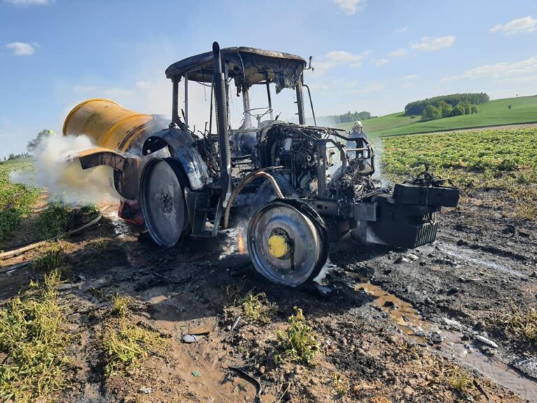 Pożar ciągnika na polu