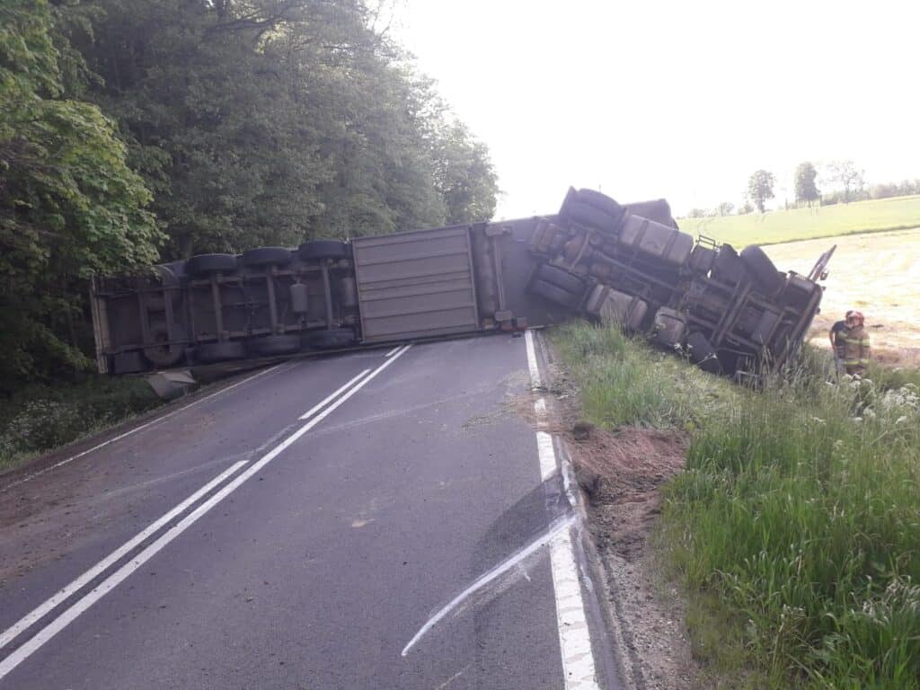 Wywrócona ciężarówka zablokowała drogę krajową wypadek Wiadomości, Bartoszyce
