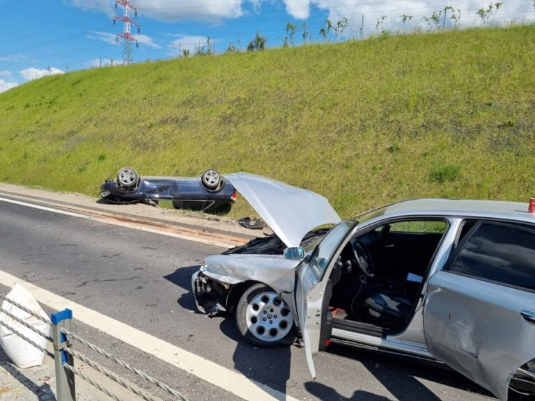 Wyprzedzanie zakończyło się dachowaniem na obwodnicy