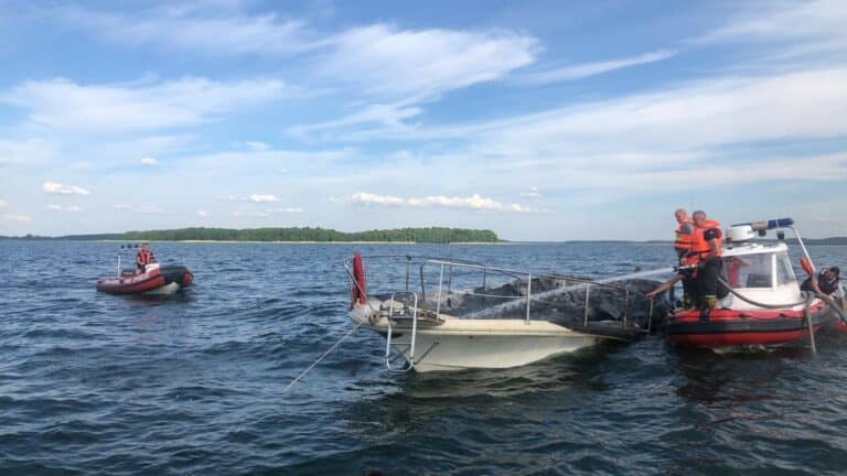 Po pożarze łodzi na Śniardwach policja zatrzymała trzy osoby