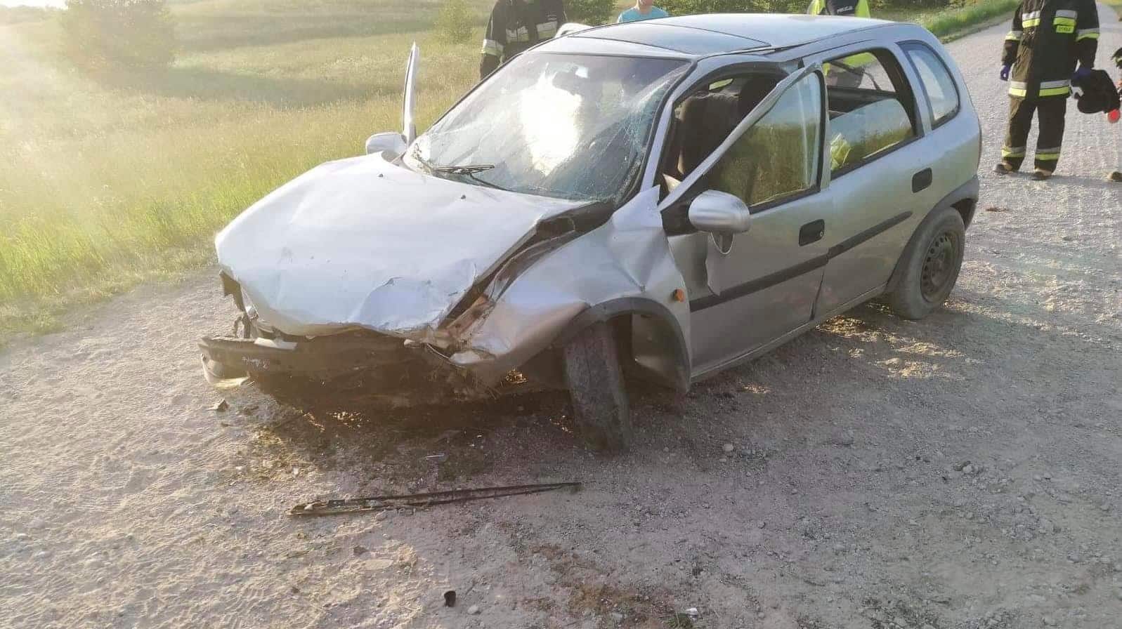 Auto wjechało w drzewo. Trzy osoby w szpitalu wypadek Olsztyn, Wiadomości