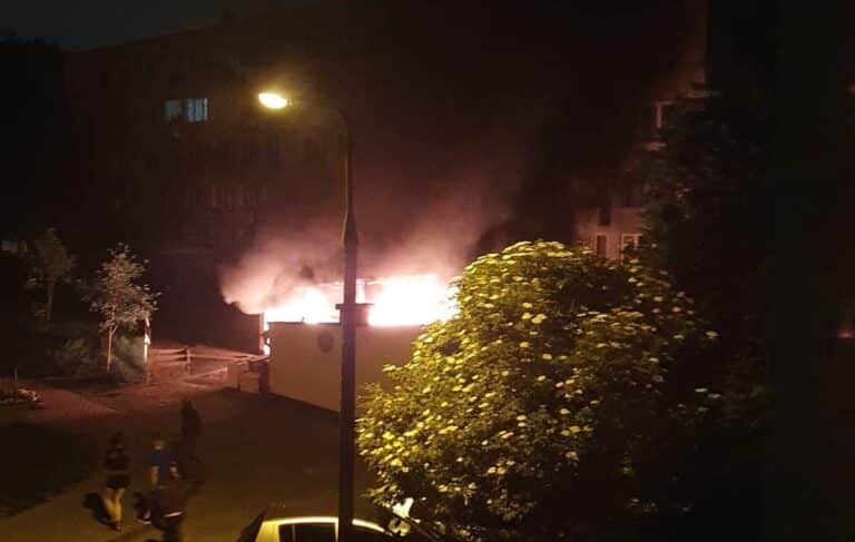 Podpalono osiedlowy śmietnik? Garaże zajęły się ogniem