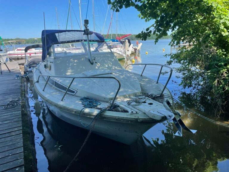 Ktoś porzucił łódź na jeziorze. Stoi tam od ponad roku