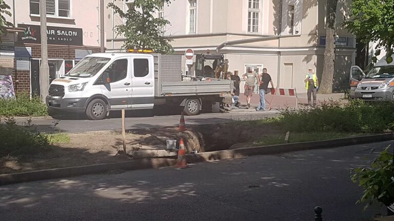 Uszkodzona rura z gazem na budowie. Interweniowała straż pożarna