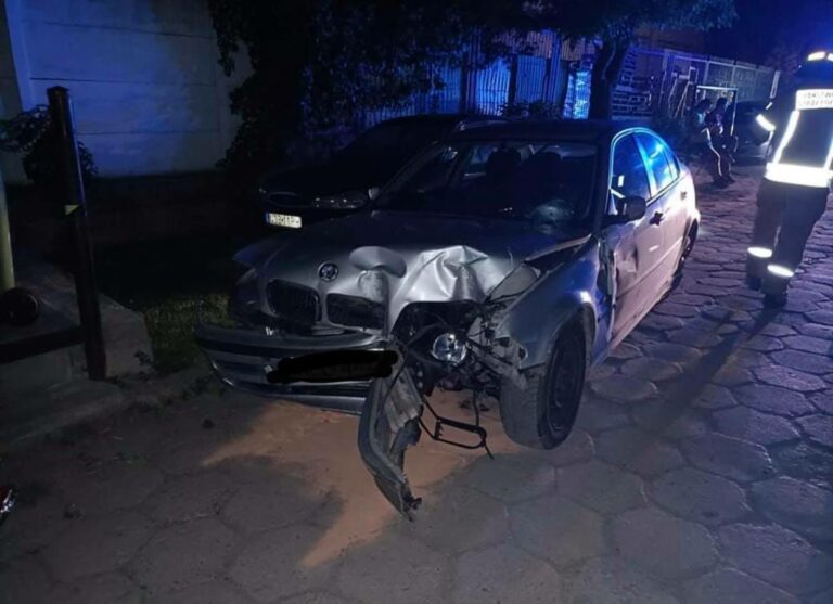 Kierowca rozbił swoje BMW. Potem zostawił je na ulicy
