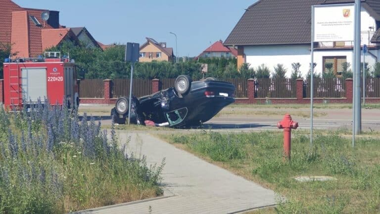 Auto dachowało na środku jezdni po wypadku