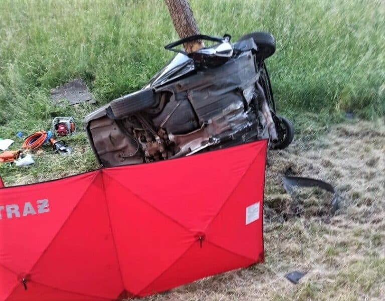 BMW uderzyło w drzewo. Zginęła ciężarna 26-latka