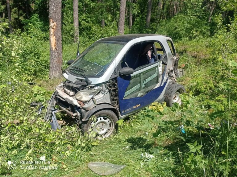 53-latek szalał Smartem. Powstrzymało go drzewo