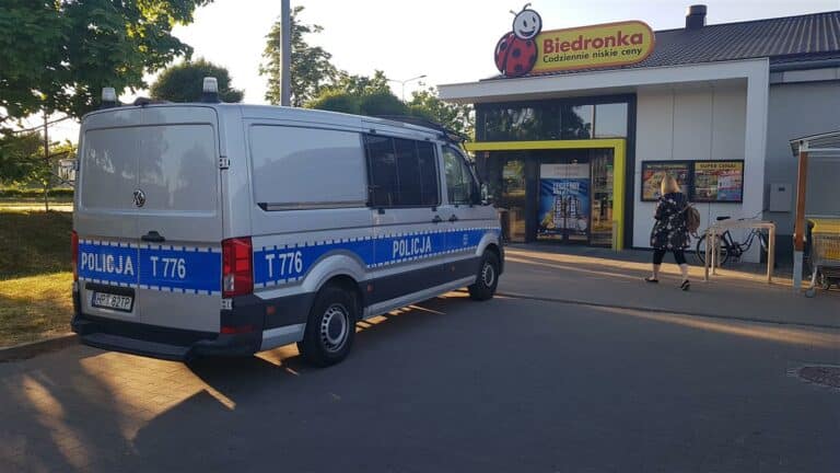 Interwencja policji w Biedronce. 38-letni mężczyzna nie patyczkował się