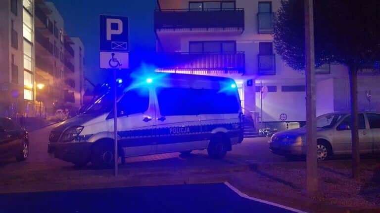 Młoda kobieta pr&oacute;bowała popełnić samob&oacute;jstwo na osiedlu Tęczowy Las