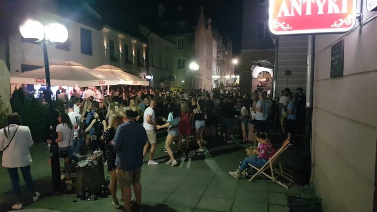 Impreza na olsztyńskiej starówce po meczu Polska-Hiszpania