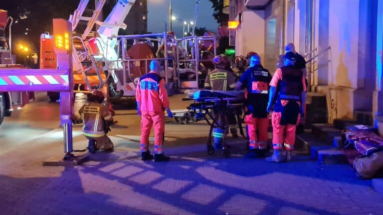 Z czwartego piętra ewakuowano ciężkiego mężczyznę. Użyto specjalnego podnośnika
