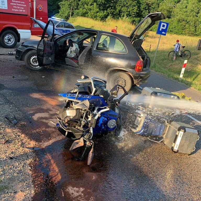 Motocyklista zderzył się czołowo z osobówką. Został przetransportowany do szpitala