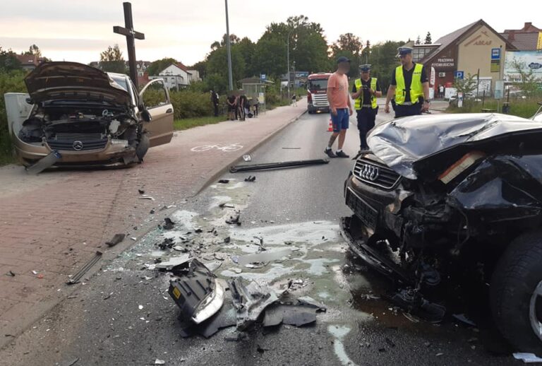 Zderzyli się pod krzyżem. Kolizja z udziałem dw&oacute;ch aut osobowych