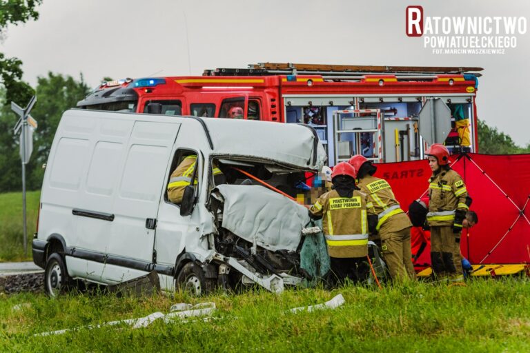 Tragedia na przejeździe kolejowym. Zginął kierowca busa