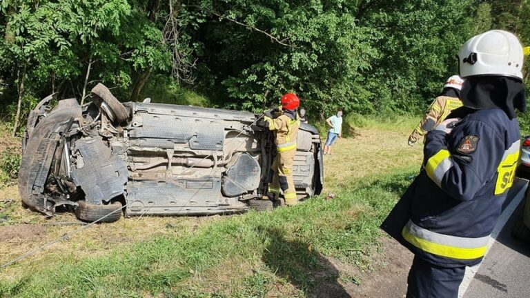 Mężczyzna zasnął za kierownicą. Jego auto dachowało