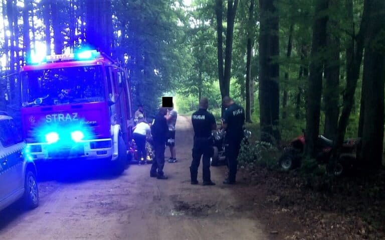 Turystka trafiła do szpitala po uderzeniu quada w drzewo