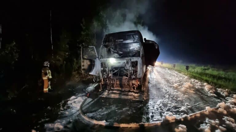 Ciężarówka stanęła w płomieniach na drodze