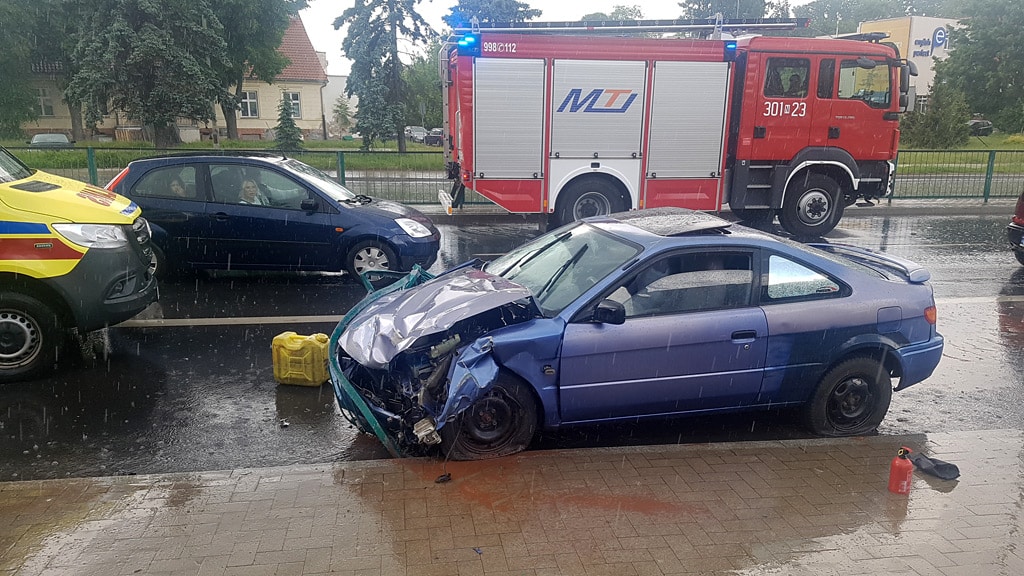 19-latek przebił autem barierki i uciekł. Jest nagranie z ITS wypadek Mrągowo