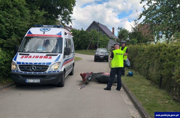 Motorowerem zjechał na przeciwległy pas jezdni, a następnie uderzył w krawężnik