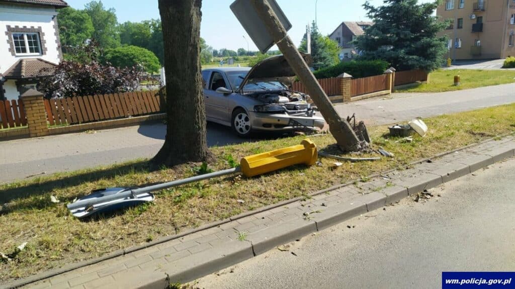 Pijany kierowca "skasował" znak drogowy i uderzył w słup wypadek Wiadomości, Olsztyn, Pisz