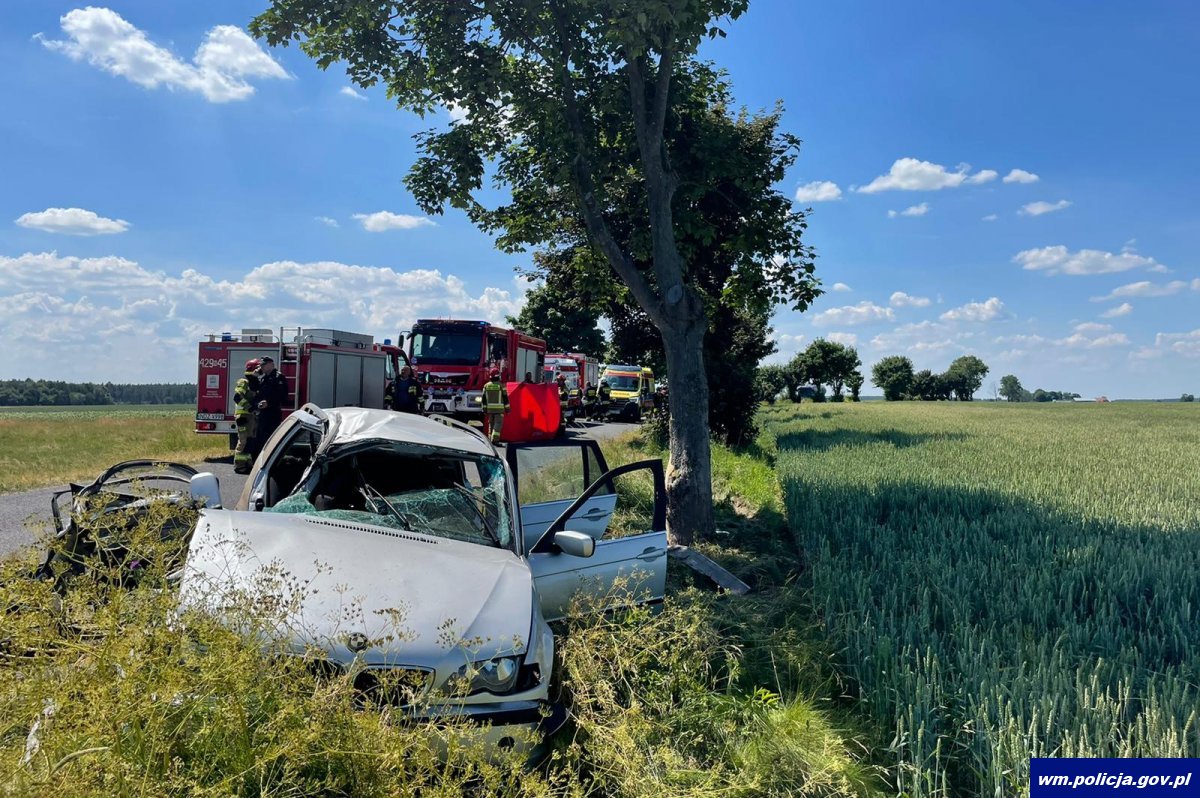 Po uderzenia osobówki w drzewo zginął 20-letni kierowca BMW wypadek Wiadomości, Nidzica