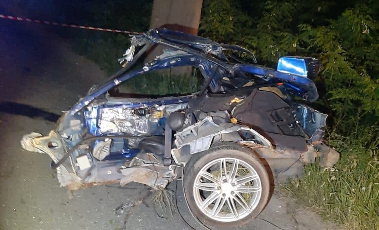 Kierowca uderzył w drzewo. Auto rozerwało się na dwie części