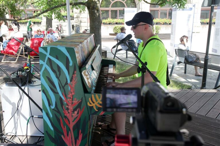 Społeczna inicjatywa pod ratuszem. Mieszkańcy grają na pianinie