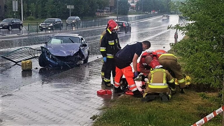 Przebił się przez barierki i uszkodził dwa auta. Potem oddalił się z miejsca zdarzenia