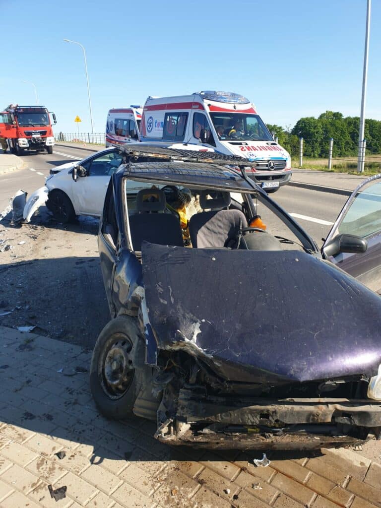 Poważny wypadek pod Olsztynem. Kobieta trafiła do szpitala wypadek Olsztyn, Wiadomości