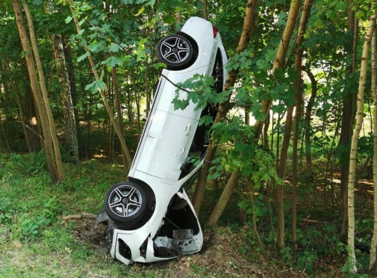 26-latek zasnął za kierownicą Mercedesa