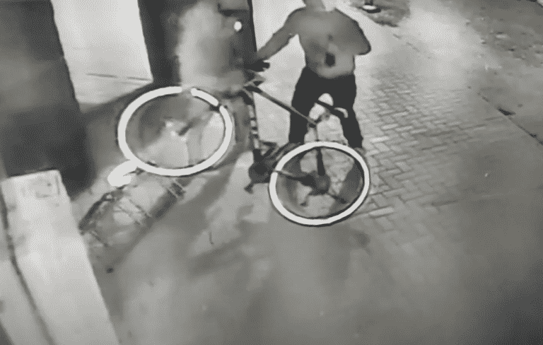 Wyrwali rower z zapięcia i odjechali. Policja szuka złodziei