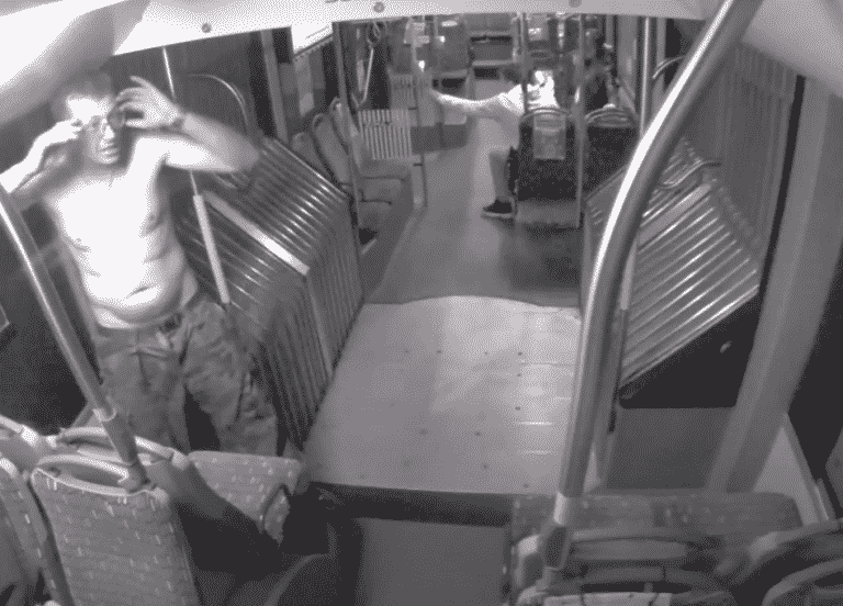 Rozbierał się w autobusie. Zaciskał szczękę i nie mógł ustać w miejscu