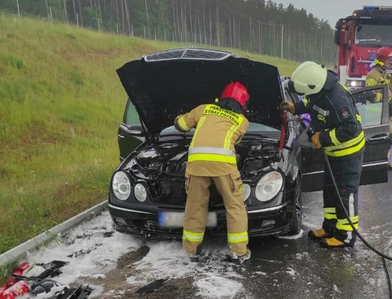 Pożar mercedesa na DK 51