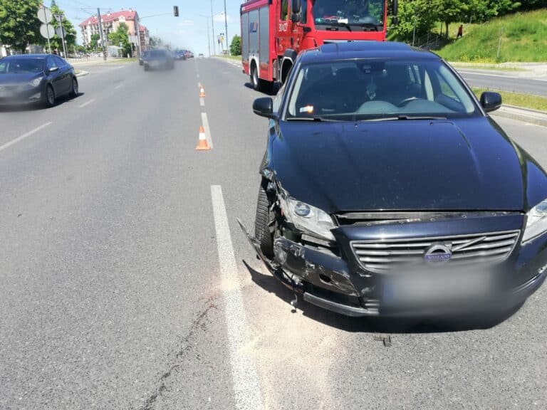 Kolizja na al. Sikorskiego. 72-latek uderzył w Volvo