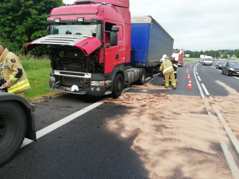 Poranne utrudnienia na drodze. Trwa usuwanie skutk&oacute;w wycieku oleju