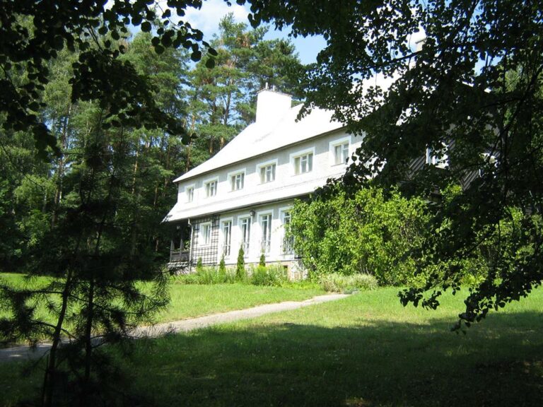 Dawny ośrodek, położony nad dwoma jeziorami, sprzedany za miliony złotych